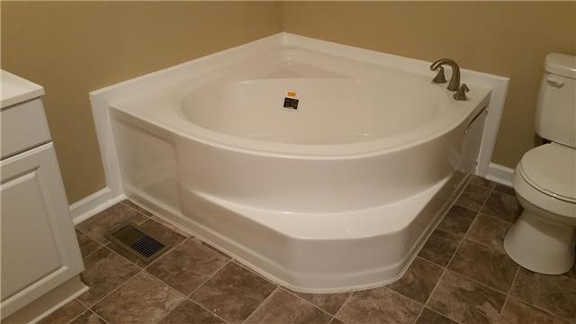997 Hooper Road Charlotte, TN 37036 - Photo 5 of 16 Nice new soaking tub in the master bath.
