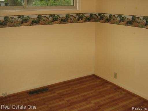 760 Crescent Lake Road Waterford, MI 48327 - Photo 9 of 10 760 Crescent 008