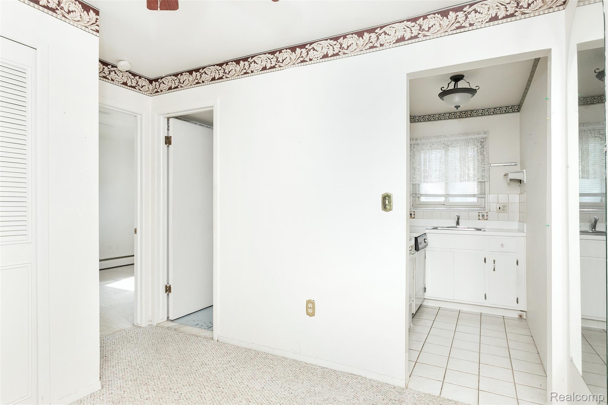2655 East Maple Road, Unit 1 Birmingham, MI 48009 - Photo 9 of 17 Hallway