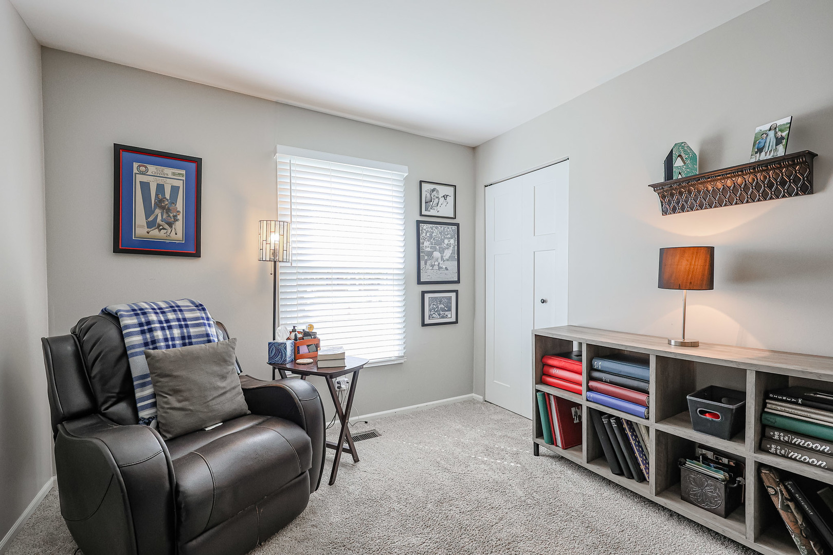 135 Cinderford Drive Oswego, IL 60543 - Photo 22 of 32 a livingroom with workspace and a window