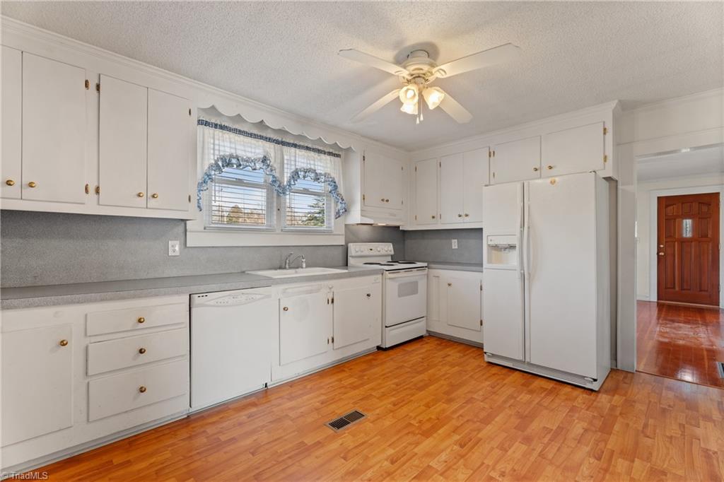 318 Collins Road Elkin, NC 28621 - Photo 11 of 33