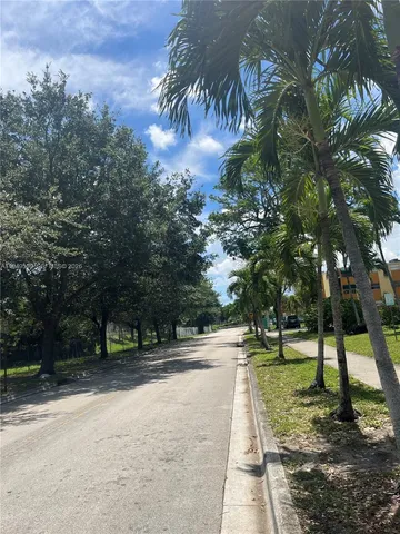 $1,700 | 606 West 81st Street, Unit 210, Hialeah, FL 33014