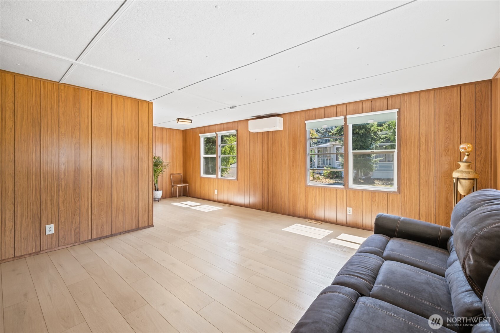 921 South 3rd Avenue, Unit 20 Sequim, WA 98382 - Photo 27 of 37 a living room with furniture and windows