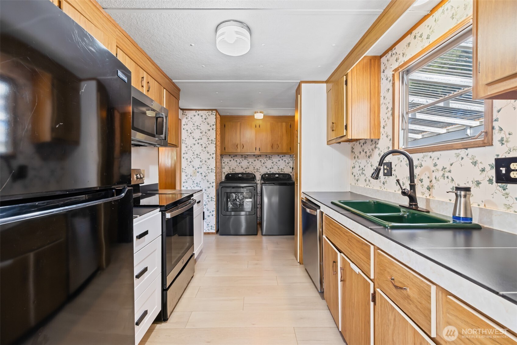 921 South 3rd Avenue, Unit 20 Sequim, WA 98382 - Photo 32 of 37 a kitchen with stainless steel appliances granite countertop a sink and a stove