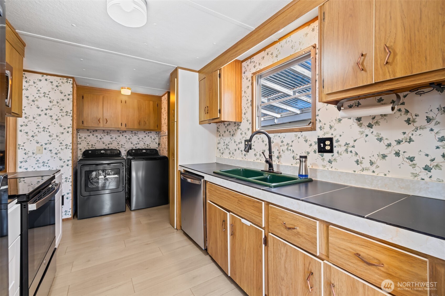 921 South 3rd Avenue, Unit 20 Sequim, WA 98382 - Photo 33 of 37 a kitchen with stainless steel appliances granite countertop a sink stove and refrigerator