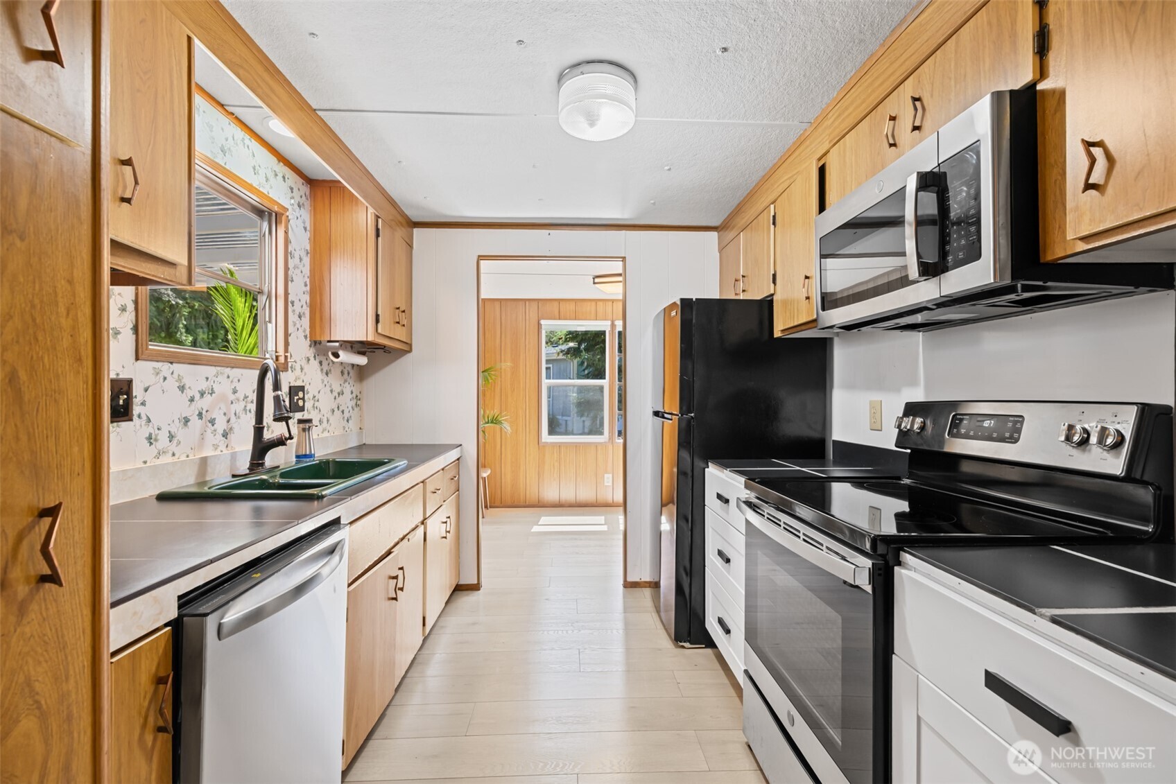 921 South 3rd Avenue, Unit 20 Sequim, WA 98382 - Photo 35 of 37 a kitchen with stainless steel appliances granite countertop a sink stove and refrigerator