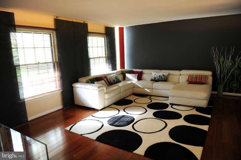 9145 Rockefeller Lane Springfield, VA 22153 - Photo 22 of 30 Living Room3