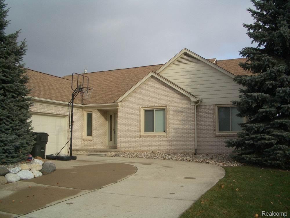 2137 Avon Lake Lane Rochester, MI 48307 - Photo 1 of 20 Front