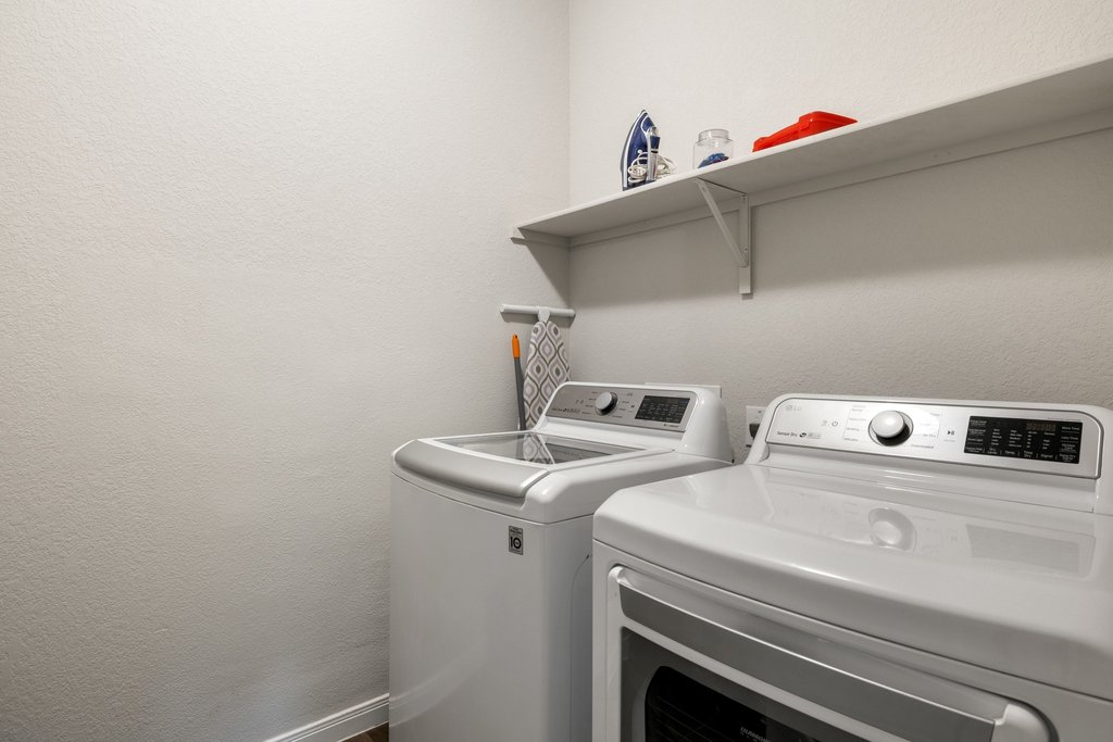 204 Rochester Lane Hutto, TX 78634 - Photo 33 of 40 Laundry area with a textured wall and washer and dryer
