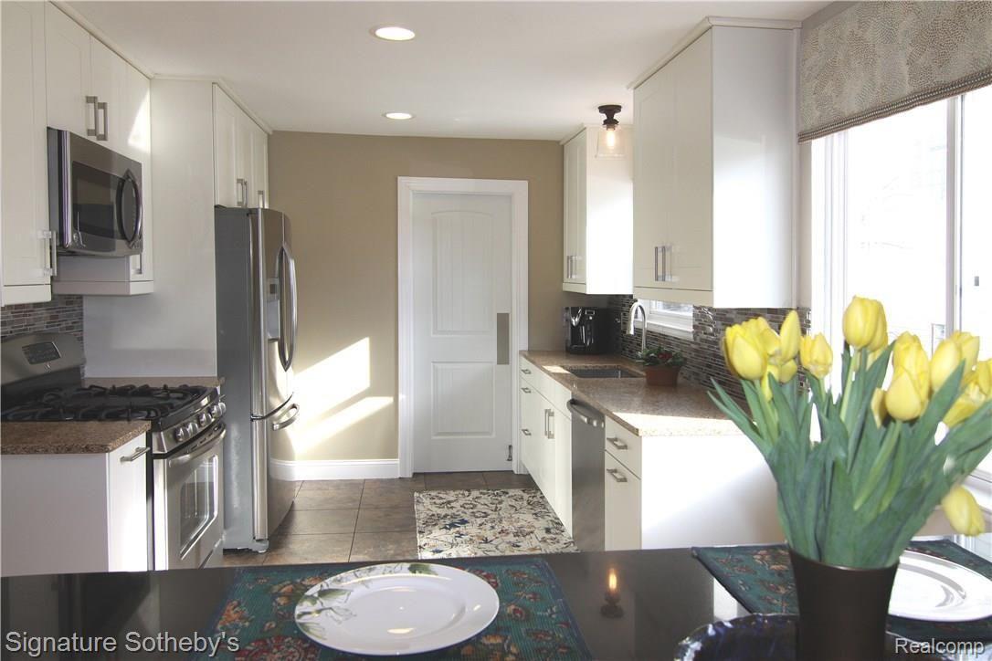 Kitchen, bright and cheerful, all new stainless appliances