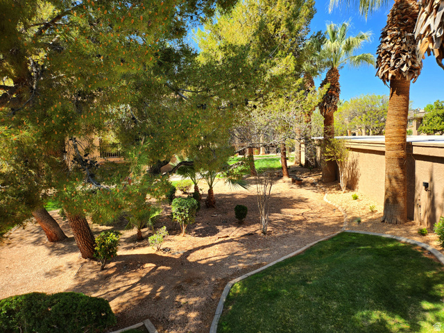 860 South Village Road, Unit Z10 St. George, UT 84770 - Photo 15 of 18 View of green lawn