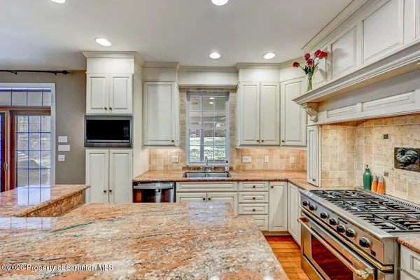 $814,900 | 20 Misty Lane, Clarks Summit, PA 18411