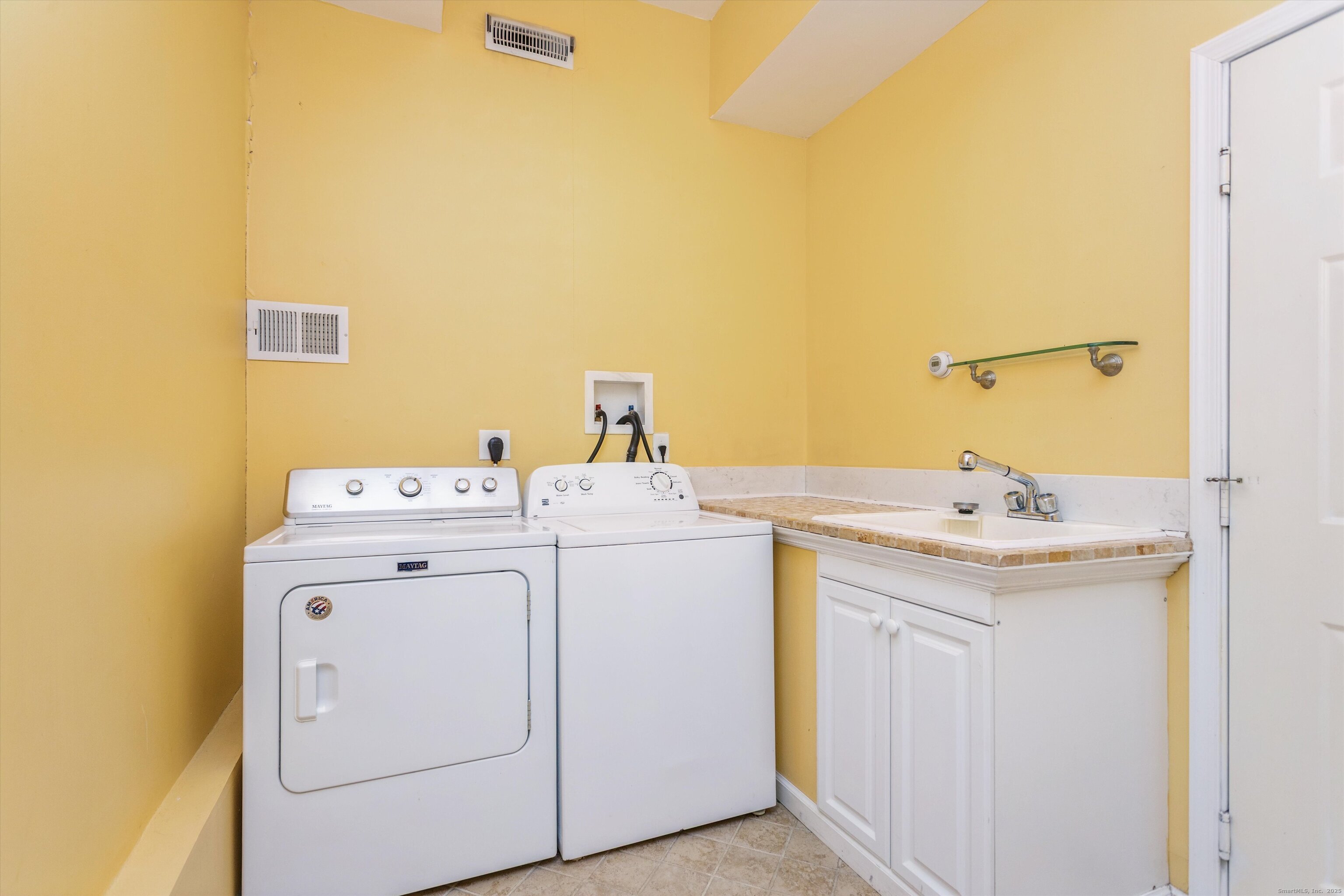 11 Scuppo Road, Unit 204 Danbury, CT 06811 - Photo 13 of 17 a utility room with dryer and washer