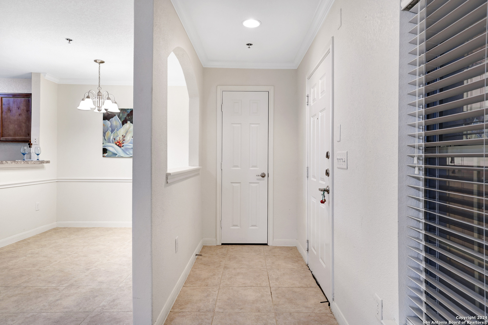 7323 Snowden Road, Unit 3108 San Antonio, TX 78229 - Photo 4 of 31 a view of a hallway with bathroom and mirror