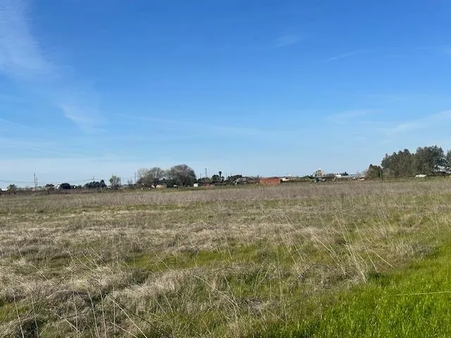 a view of a lake and houses with outdoor space