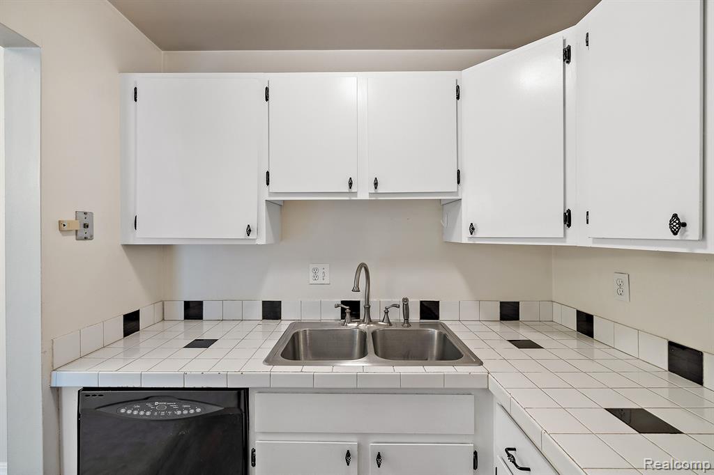 4909 Crooks Road, Unit C8 Royal Oak, MI 48073 - Photo 14 of 32