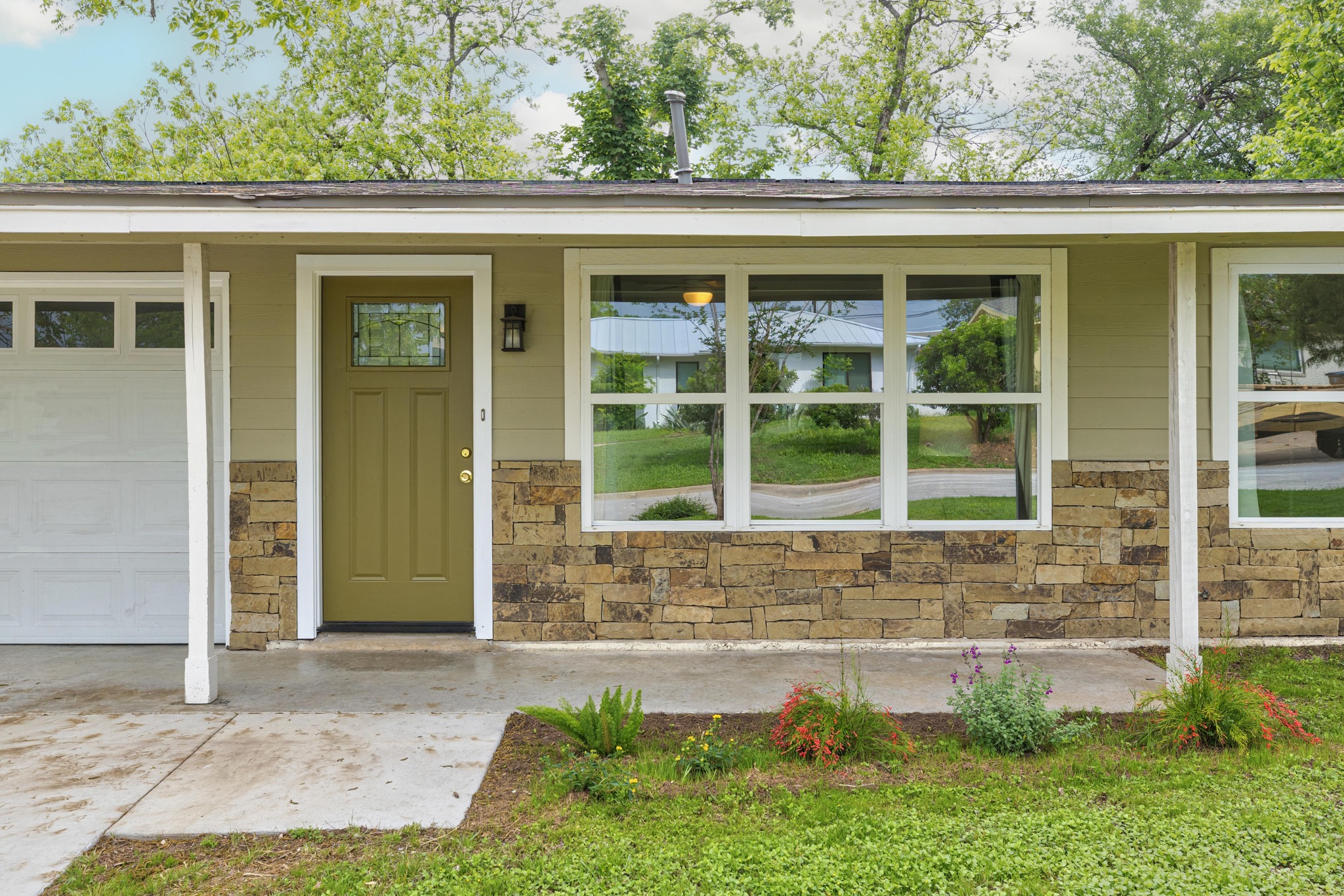 1813 Loreto Drive Austin, TX 78721 - Photo 3 of 28