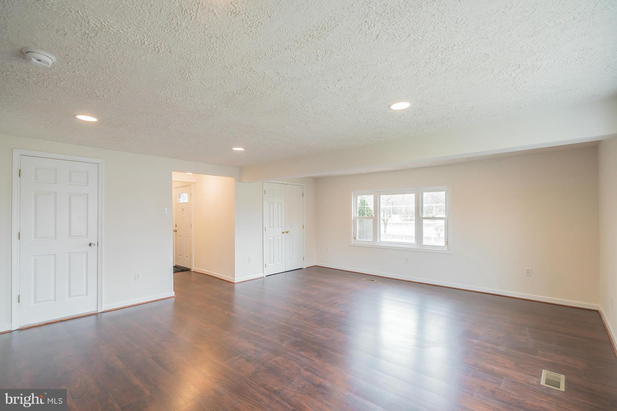 10410 Brandywine Road Clinton, MD 20735 - Photo 3 of 27 Living Room