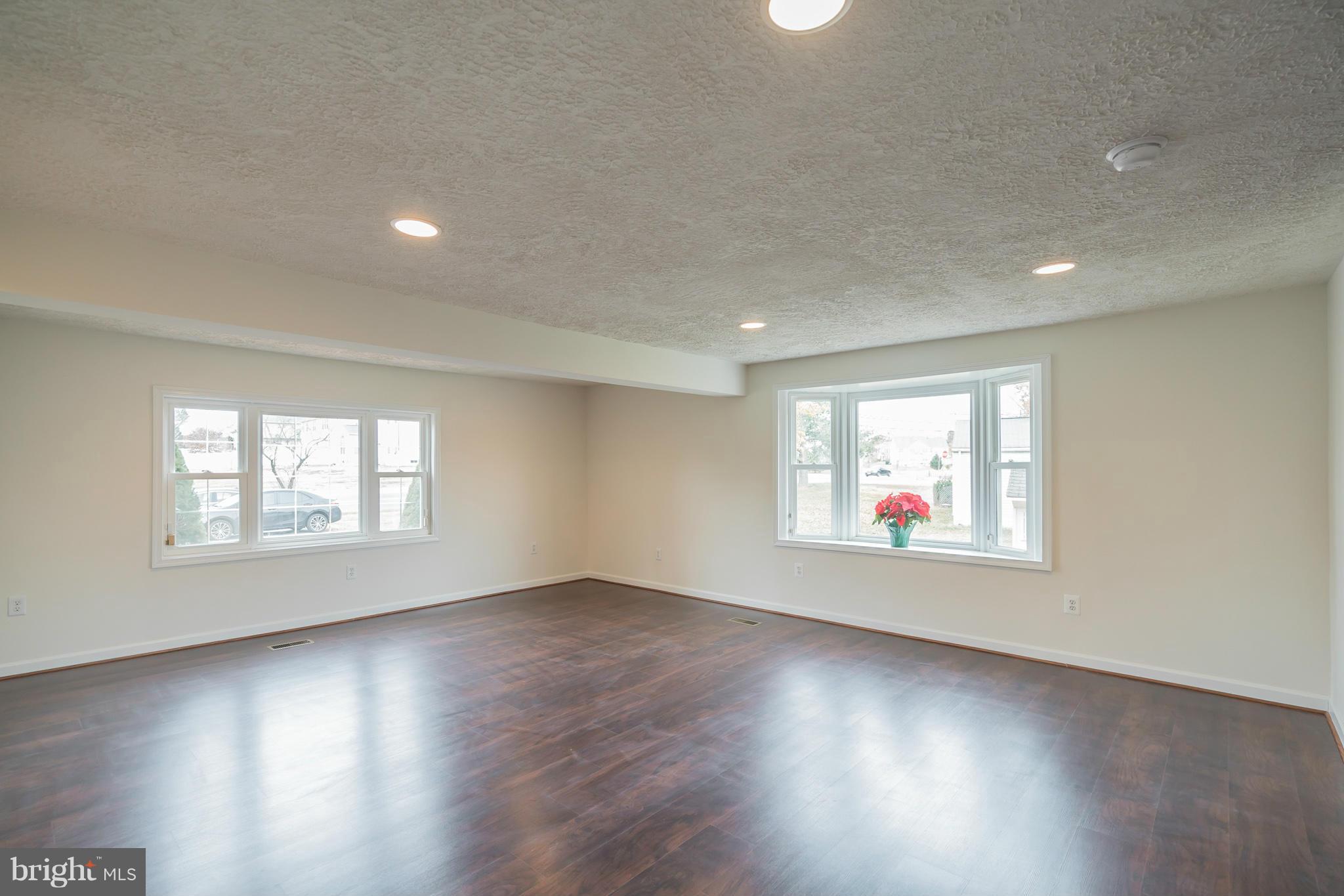 10410 Brandywine Road Clinton, MD 20735 - Photo 4 of 27 Living Room