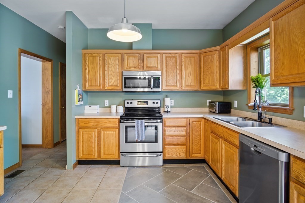 14 Arrowsic Street Worcester, MA 01606 - Photo 10 of 34 Gallery Image 10