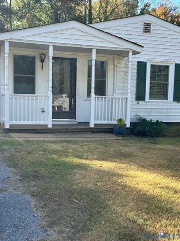 a view of a house with backyard and porch