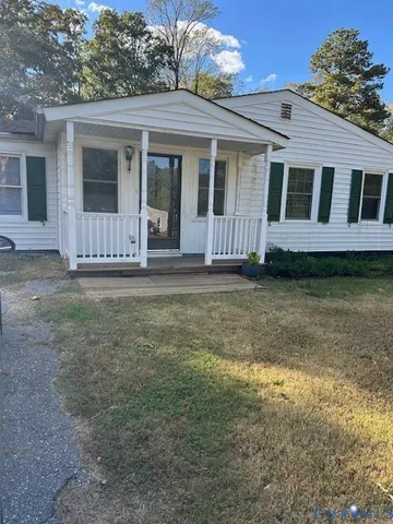 a view of a house with yard and garden