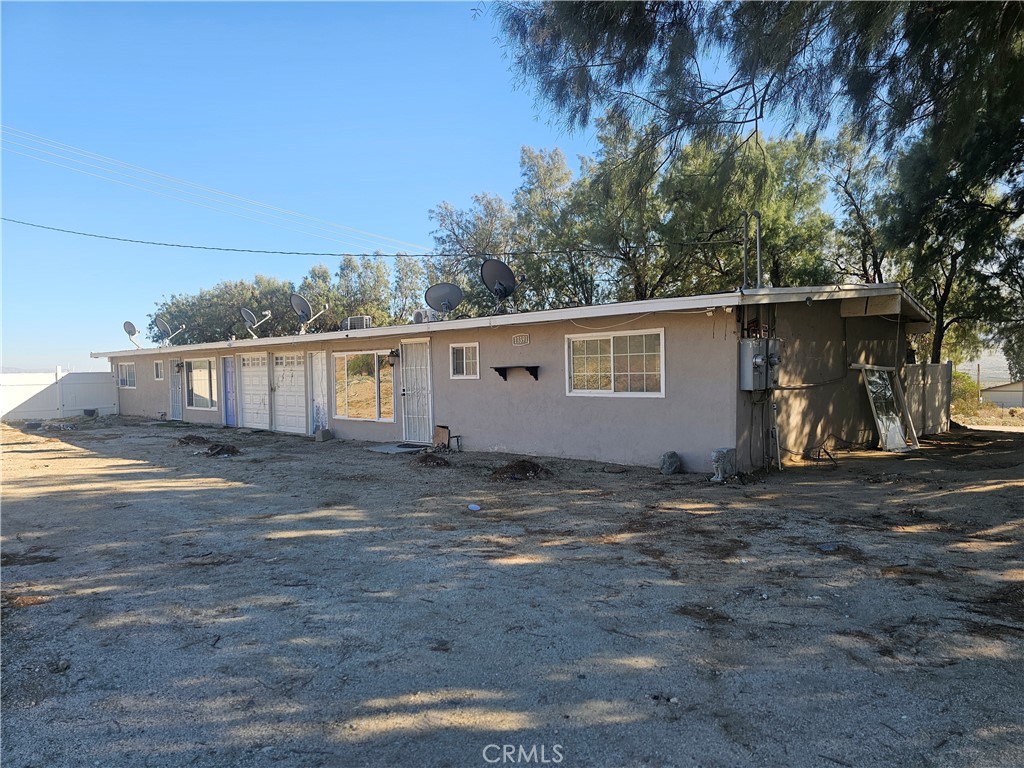 a view of a house with backyard and trees