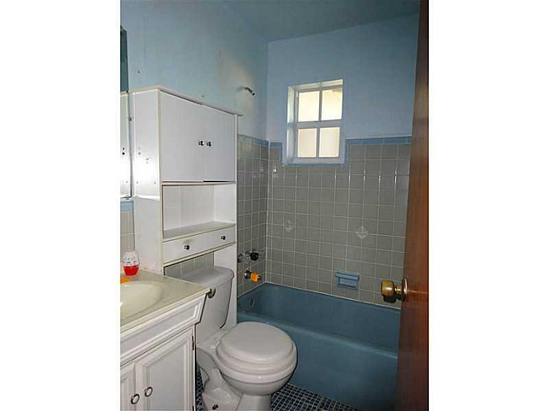 5737 Simms Street Hollywood, FL 33021 - Photo 17 of 26 Bathroom