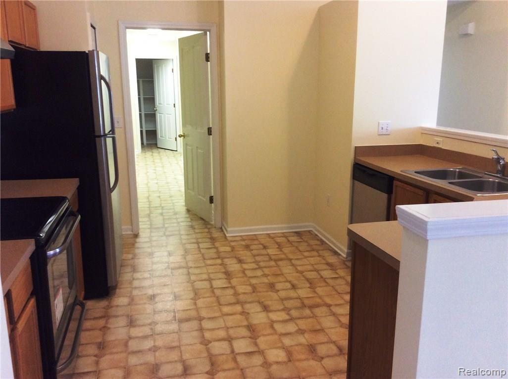 4121 Hampton Ridge Boulevard, Unit 35 Howell, MI 48843 - Photo 4 of 30 KITCHEN-2