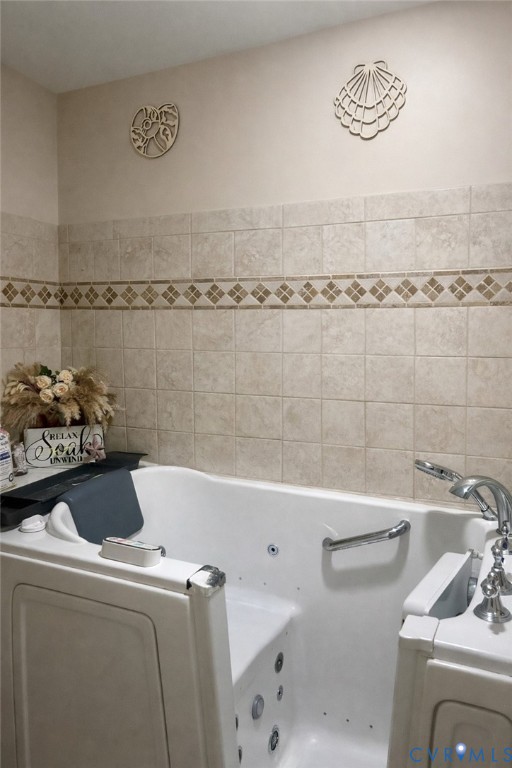 8054 Shady Grove Road Mechanicsville, VA 23111 - Photo 12 of 16 a bathroom with a bathtub and a sink