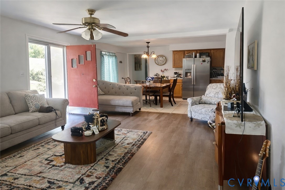 8054 Shady Grove Road Mechanicsville, VA 23111 - Photo 6 of 16 a living room with furniture and a large window