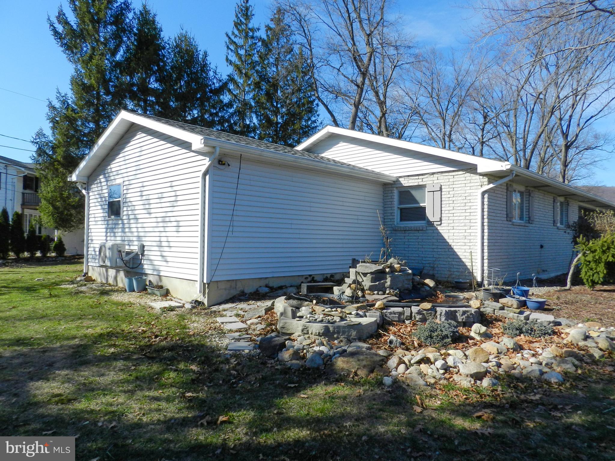 1055 Pine Tree Drive Slatington, PA 18080 - Photo 4 of 39