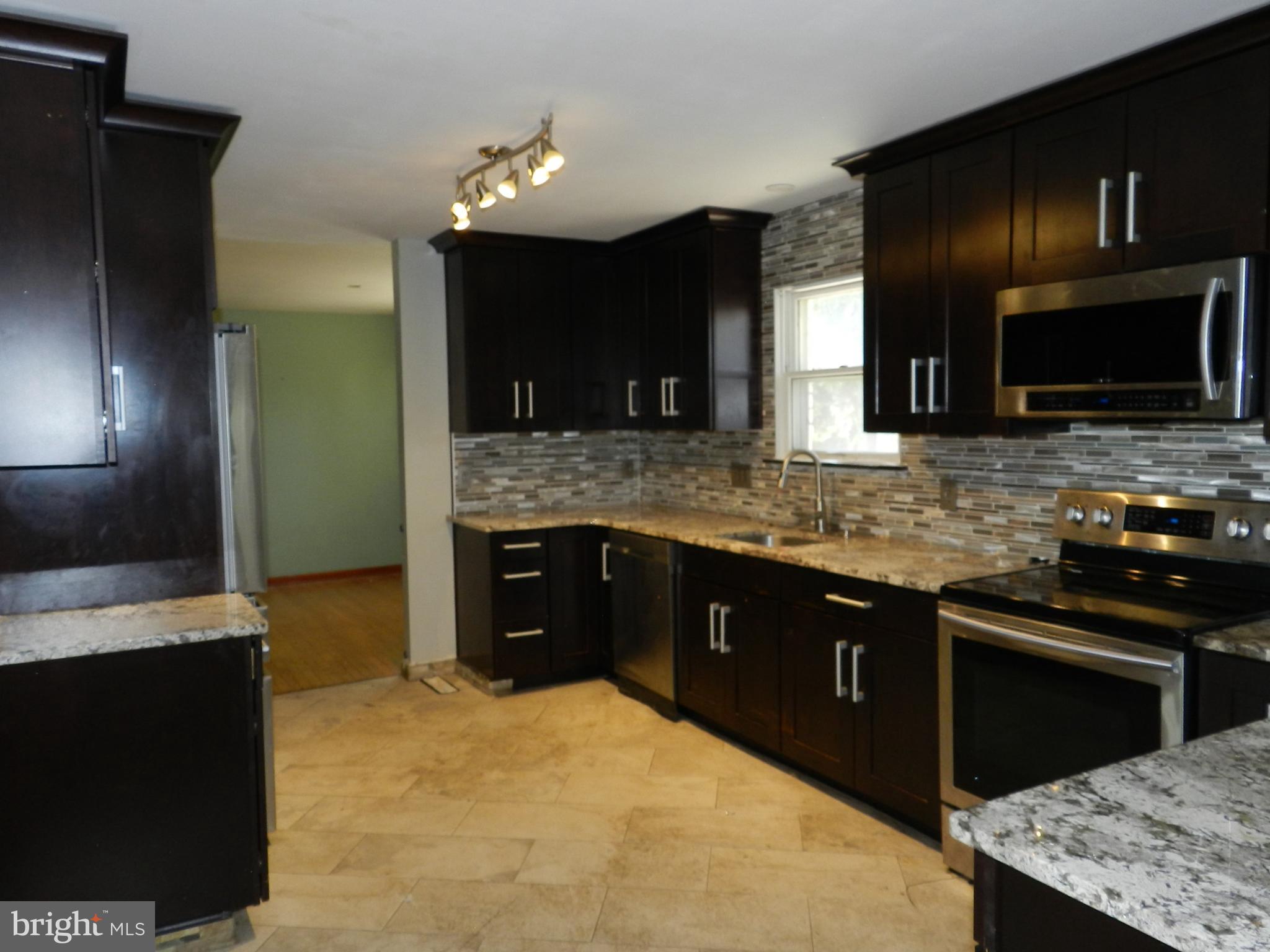 1055 Pine Tree Drive Slatington, PA 18080 - Photo 7 of 39