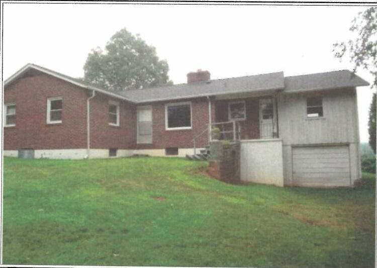 5906 Cove Road Roanoke, VA 24019 - Photo 4 of 8 a view of outdoor space yard and front view of a house