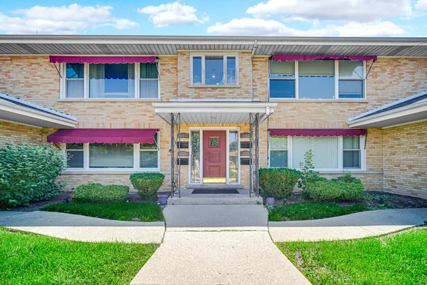 $210,000 | 1551 Balmoral Avenue, Unit 1551, Westchester, IL 60154