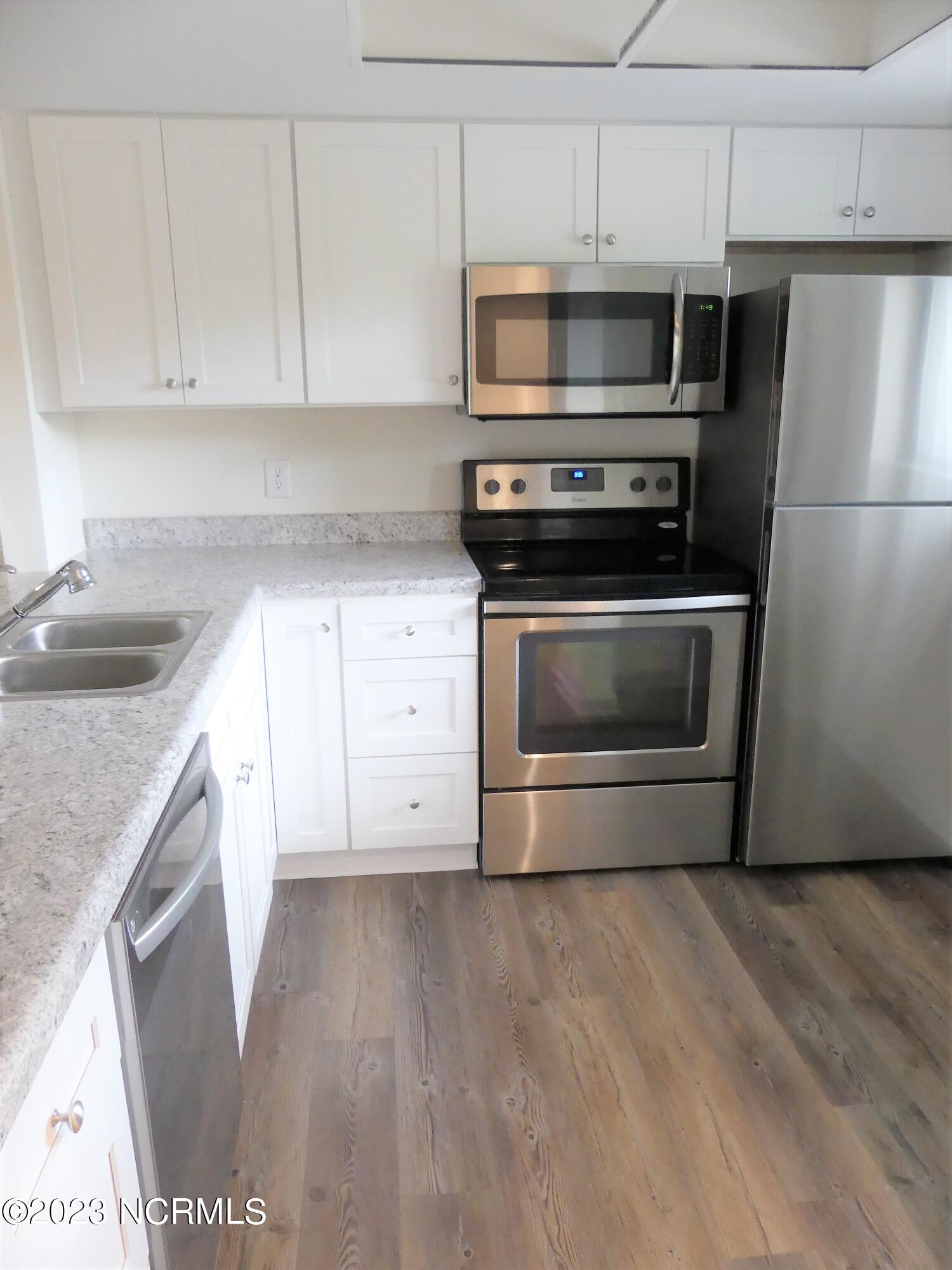 4491 Holly Tree Road, Unit 507 Wilmington, NC 28412 - Photo 5 of 20 kitchen