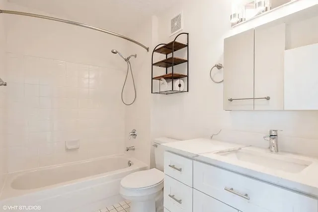 $2,250 | 111 West Maple Street, Unit 1208, Chicago, IL 60610