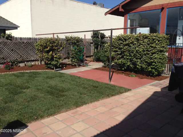 a view of a backyard