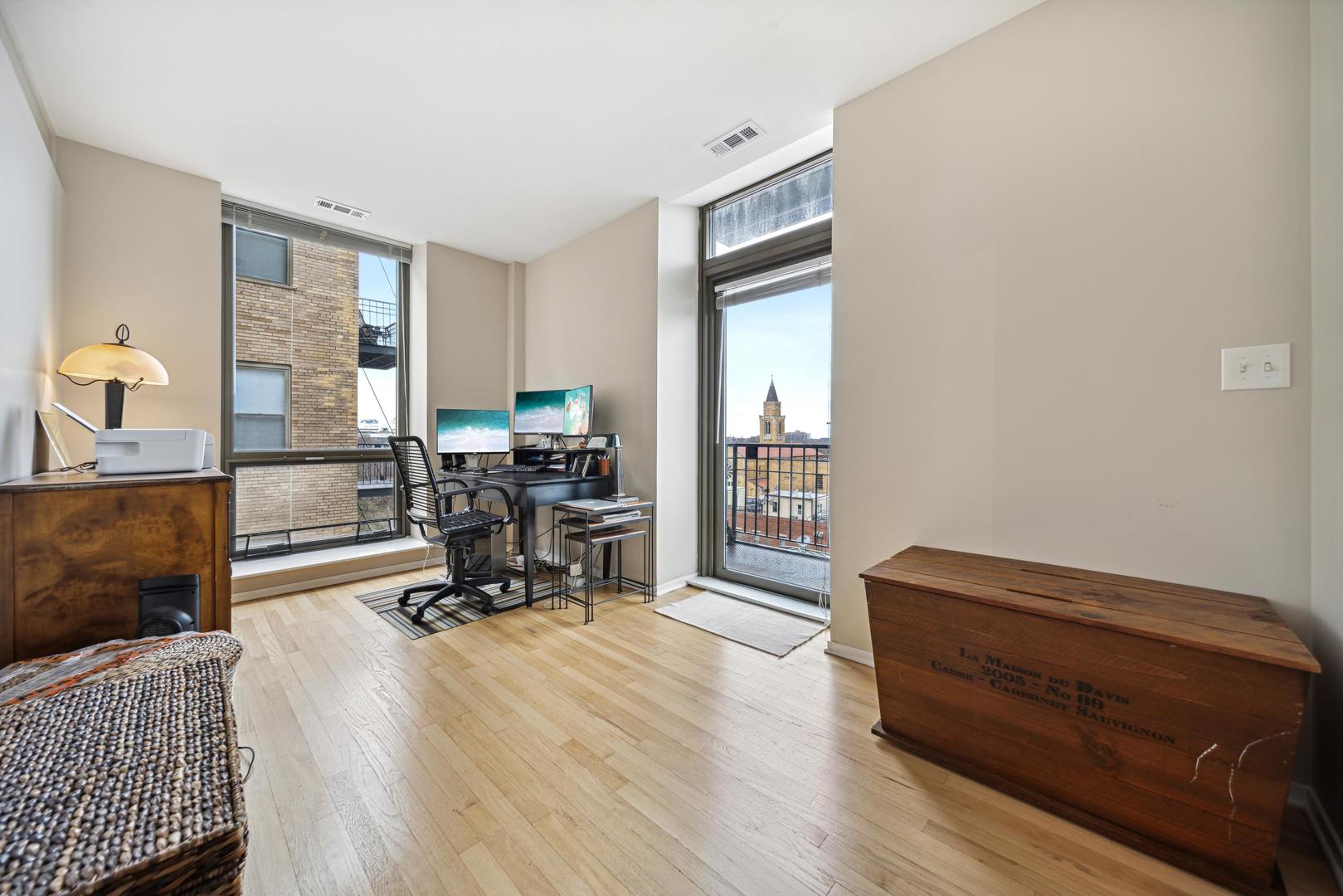 811 South Lytle Street, Unit 510 Chicago, IL 60607 - Photo 20 of 26 a living room with furniture and a floor next to a window