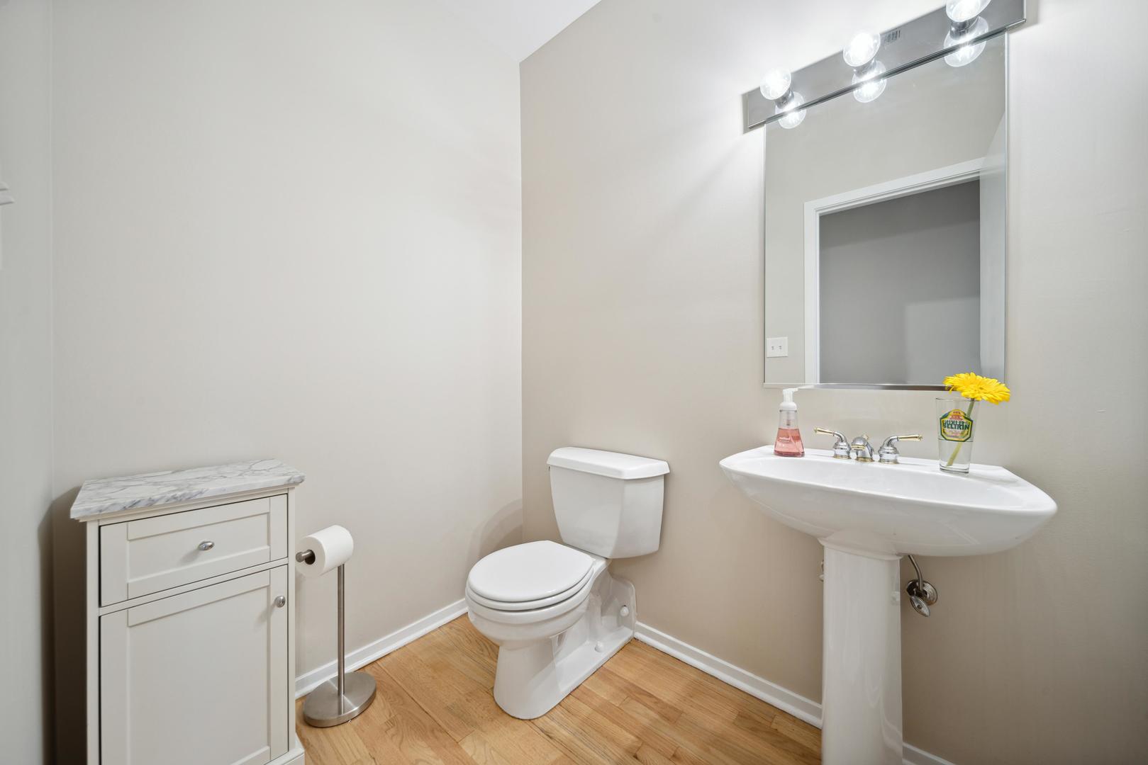811 South Lytle Street, Unit 510 Chicago, IL 60607 - Photo 8 of 26 a bathroom with a sink toilet and a mirror