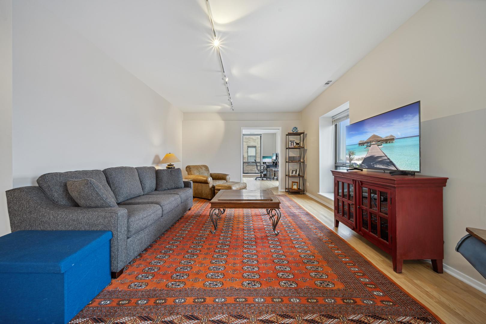 811 South Lytle Street, Unit 510 Chicago, IL 60607 - Photo 10 of 26 a living room with furniture and a flat screen tv