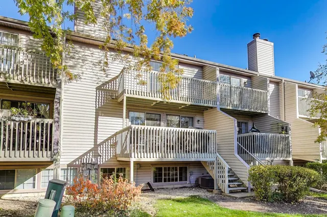 $404,000 | 1576 North St Marks Place, Palatine, IL 60067