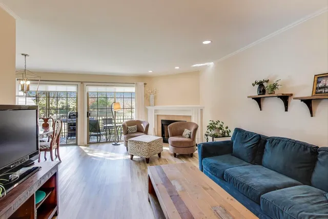 $404,000 | 1576 North St Marks Place, Palatine, IL 60067