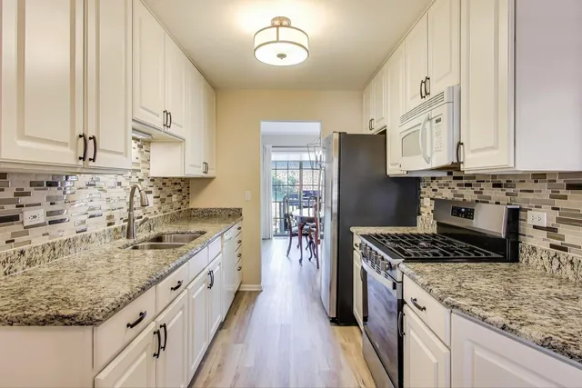 $404,000 | 1576 North St Marks Place, Palatine, IL 60067