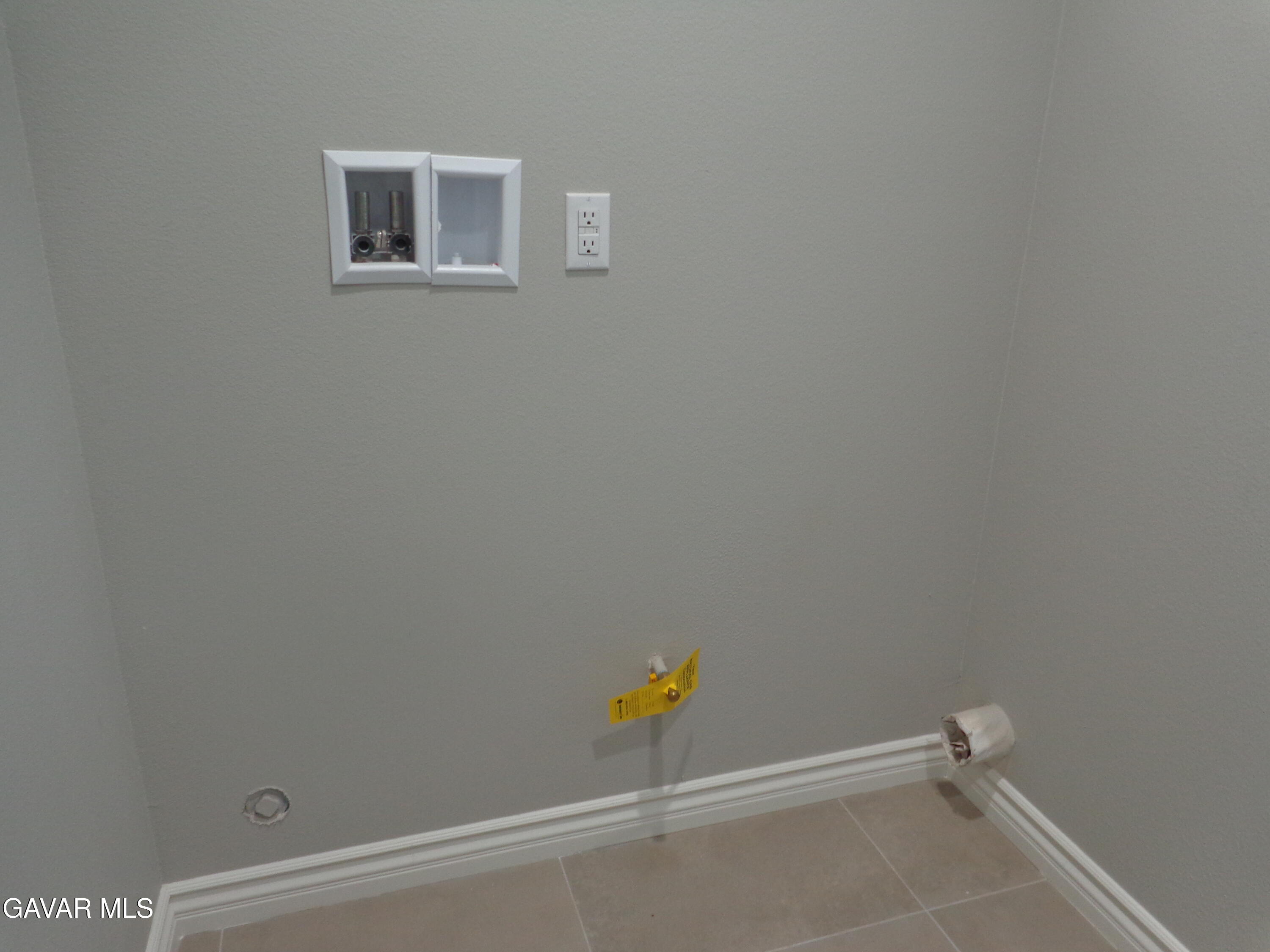 18255 Winnetka Road Apple Valley, CA 92307 - Photo 28 of 33 close up of a white marble wall