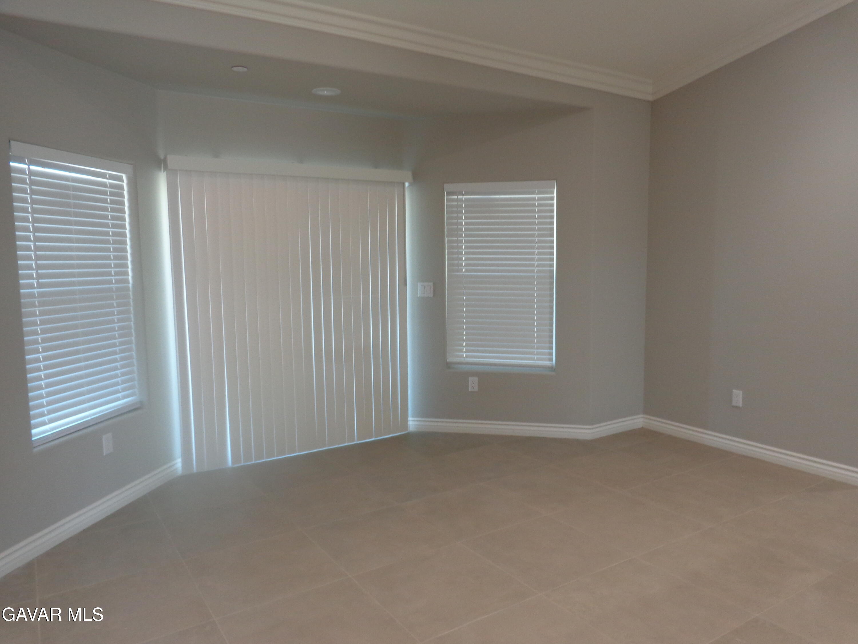 18255 Winnetka Road Apple Valley, CA 92307 - Photo 8 of 33 an empty room with windows