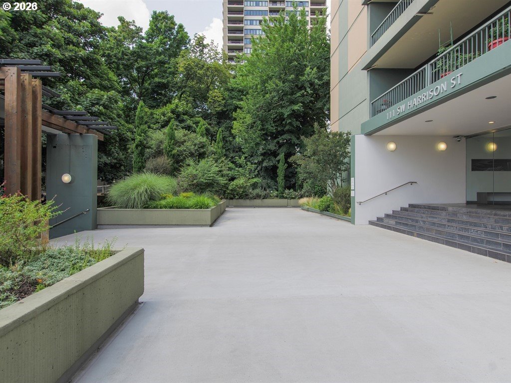 111 Southwest Harrison Street, Unit 17B Portland, OR 97201 - Photo 2 of 25