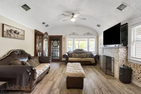 $360,000 | 1005 North Fruit Avenue, Fresno, CA 93728