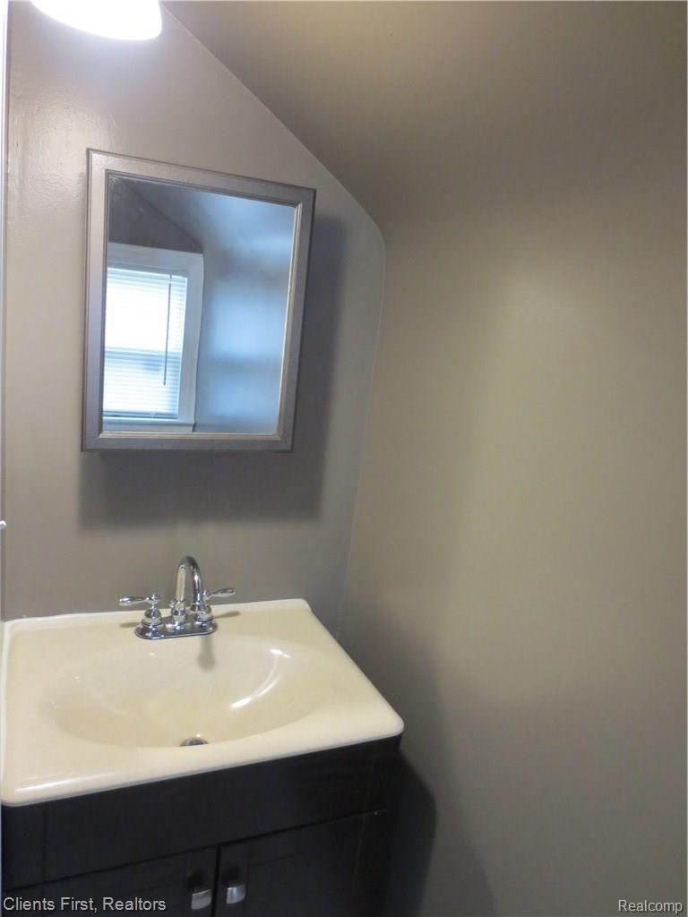 18505 Middlebelt Road Livonia, MI 48152 - Photo 5 of 12 IMG_1937.JPG