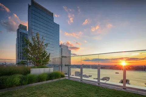 $7,684 | 550 West 45th Street, Unit PH102 | Hell's Kitchen